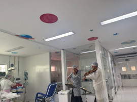 Atividade de musicoterapia integra a rotina da uti pediátrica do hospital municipal de araguaína, promovendo conforto e bem-estar às crianças internadas