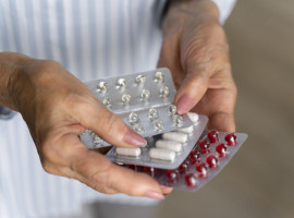 Especialista alerta para os riscos das interações medicamentosas e reforça a importância do uso correto e orientado de remédios para a segurança dos pacientes.