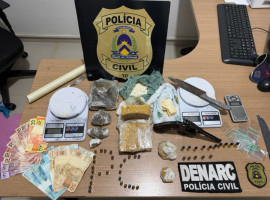  Durante a abordagem, os agentes encontraram várias porções de crack, maconha e cocaína.