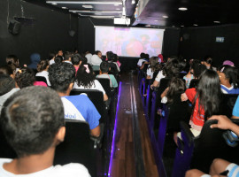 Durante a Sessão Azul, o ambiente da sala de exibição deverá seguir regras específicas para reduzir estímulos sensoriais, como a iluminação em meia-luz, volume de som reduzido e ausência de trailers e comerciais