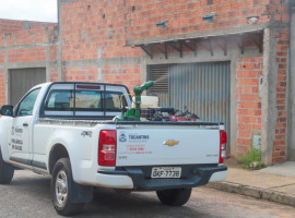 O fumacê será aplicado em três ciclos, com intervalo de cinco dias entre cada passagem, estratégia necessária para atingir mosquitos adultos que emergem após a primeira aplicação.