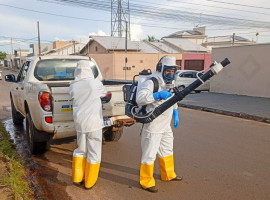 Entre as estratégias de combate ao mosquito Aedes aegypti, o carro fumacê  e a equipe de bloqueio químico estão percorrendo os bairros com maior incidência de casos e notificações. 