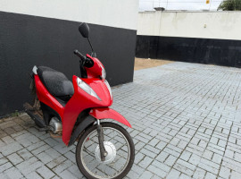 Suspeito foi preso pela Polícia Militar após ameaçar ex-companheira e roubar motocicleta.