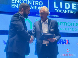 O governador Ronaldo Caiado recebe documento de propostas entregue pela ACIARA durante evento do LIDE, em Araguaína.