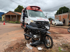 Equipes do SAMU prestaram atendimento às vítimas após colisão entre motocicletas no Setor Itaipu.