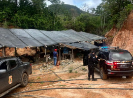 A ação foi desencadeada após indícios que apontaram a existência de exploração minerária clandestina na região.