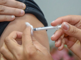 O imunizante previne a gripe, infecção respiratória causada pelo vírus da influenza, diminui a gravidade da doença e evita complicações como pneumonia, internações e até óbito. 