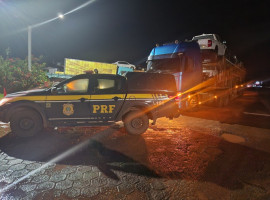 Caminhoneiro é detido pela PRF após manobras perigosas e discussão no trânsito na BR-153.