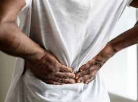 Médico reforça importância de observar sinais como hematúria e manter acompanhamento regular para diagnóstico precoce do câncer renal.