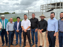 Presidente da Câmara, Max Fleury, e vereadores durante vistoria na obra da nova sede do Legislativo em Araguaína (
