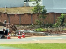 Poste ficou destruído e veículo danificado no acidente registrado na manhã deste domingo