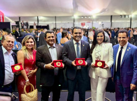 O governador Wanderlei Barbosa e a primeira-dama Karynne Sotero durante cerimônia em Brasília, onde o Tocantins foi condecorado com o Selo Ouro em Alfabetização.