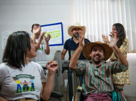  Além das atividades, o Centro-Dia oferece transporte gratuito aos usuários, alimentação, garantindo o acesso e a permanência no espaço com segurança e comodidade.