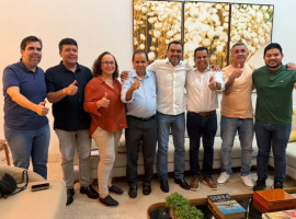 Governador Wanderlei Barbosa durante reunião com pré-candidatos do Republicanos ao Congresso Nacional, em Palmas