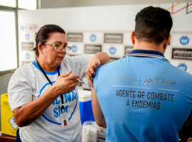 Nesta fase da campanha, os Agentes Comunitários de Saúde (ACS) também receberão a dose na Unidade Básica de Saúde em que está lotado. A ampliação da estratégia prevê ainda o início da vacinação para o público de 15 a 59 anos a partir do mês de abril.