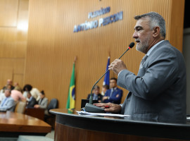 Deputado Amélio Cayres durante discurso na tribuna da Assembleia Legislativa, onde anunciou sua saída do Republicanos 