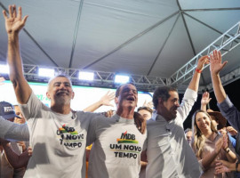 Deputado Amélio Cayres durante ato de filiação ao MDB, ao lado de Vicentinho Junior e Alexandre Guimarães, em Palmas 