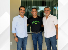 Divino Bethânia Júnior durante ato de filiação ao PSDB, ao lado de Vicentinho Júnior e Amélio Cayres