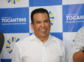 Fábio Vaz durante cerimônia de despedida na Seduc, ao lado do governador Wanderlei Barbosa e da nova secretária Celestina Souza 