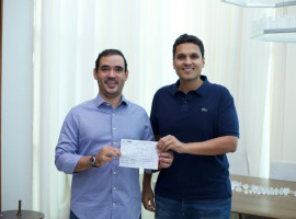 Iratã Abreu durante ato de filiação ao PSDB, ao lado do pré-candidato ao governo Vicentinho Júnior e demais lideranças 