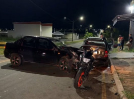 Motorista perdeu o controle e coligiu em veículos estacionados em frente uma adega. 