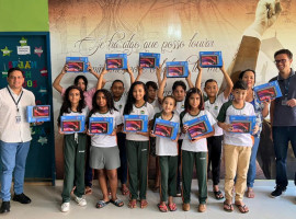 Entrega de equipamentos digitais durante o lançamento do programa Escola da Energia em escolas do Tocantins 