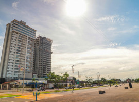 Há possibilidades no calçadão da Via Lago, ao lado do monumento, e no passeio de entrada do Parque Cimba