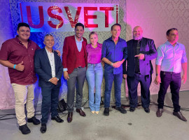 Deputado federal Carlos Henrique Gaguim durante encontro da USVET em Gurupi, ao lado de lideranças e membros da entidade 