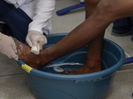 Estudantes de medicina da Facit realizam lava-pés em pessoa em situação de rua durante o Mutirão Pop Rua Jud, na Escola Jardenir Jorge Frederico, em Araguaína
