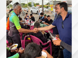 Pré-candidato Ho-che-min cumprimenta lideranças durante o 5º Passeio Ciclístico Ecológico do Bico, em Angico (TO)