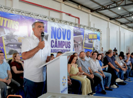 Deputado Amélio Cayres (MDB) durante discurso na assinatura da ordem de serviço para construção do novo campus da Unitins em Augustinópolis (Foto: Lwann Araújo)