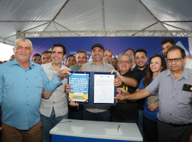 Senadora Professora Dorinha durante assinatura da ordem de serviço para pavimentação da TO-010, ao lado do governador Wanderlei Barbosa e demais autoridades