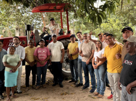 Entrega de trator agrícola para a comunidade do P.A Natal, em Araguatins.