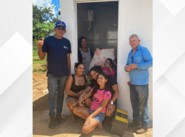 Grupo dos Autônomos de Itacajá durante a construção do banheiro para a família de Maria de Jesus, no povoado Brejão 