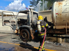Caminhão do tipo limpa-fossa pegou fogo na tarde desta quarta-feira (29) na Rua José de Alencar, setor Jardim Filadélfia, em Araguaína