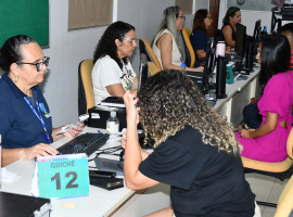 Servidora atende eleitora em cartório da 29ª Zona Eleitoral; movimento tem sido intenso, especialmente de jovens tirando o primeiro título