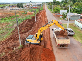 As equipes seguem limpando a margem oposta ao Bairro de Fátima para continuar a duplicação