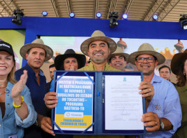 Governador Wanderlei Barbosa assina decretos voltados à rastreabilidade animal e ao Passaporte Equestre durante a abertura oficial da Agrotins 2026, em Palmas