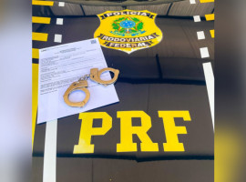 Abordagem da PRF na BR-153 durante fiscalização que resultou no cumprimento de mandados de prisão