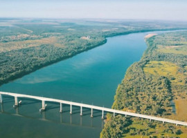 Ponte sobre o Rio Tocantins liga os municípios de Pedro Afonso e Tupirama. 