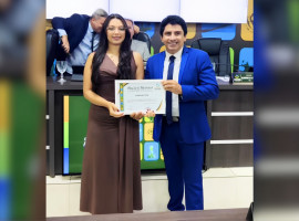 Neurocientista Karen Batista durante sessão na Câmara de Araguaína, onde recebeu Moção de Aplauso