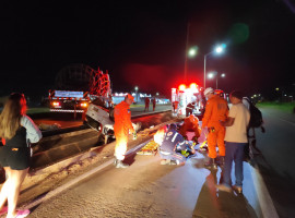 Veículo modelo Chevrolet Corsa capotado no canteiro central da BR-153, em Araguaína