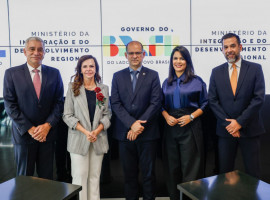 Senadora Professora Dorinha Seabra durante reunião com secretário-executivo do Ministério da Integração e Desenvolvimento Regional