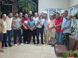 Prefeito Wagner Rodrigues e vereador Max Fleury durante reunião que formalizou apoio à reeleição na presidência da Câmara Municipal de Araguaína