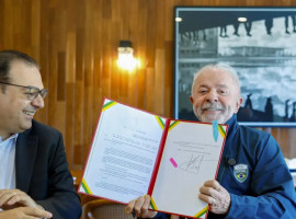 O presidente Luiz Inácio Lula da Silva sancionou a lei que permite a renovação automática da CNH para motoristas sem infrações sujeitas à pontuação nos últimos 12 meses.