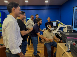 Demonstrações de automação industrial, manutenção de máquinas e segurança do trabalho chamaram a atenção do público no estande do SENAI 