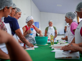 Com carga horária de 16 horas, o curso oferece formação totalmente prática, permitindo que as participantes acompanhem todas as etapas da produção dos alimentos, desde o preparo até a finalização dos produtos.
