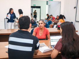 Candidatos podem concorrer a vagas com salário por hora, gorjetas e benefícios como vale-transporte e refeição no loca