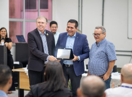 O deputado ainda recebeu um título de agradecimento da UFNT e destacou sua trajetória acadêmica como base de sua atuação pública