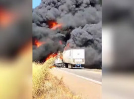 Caminhões pegam fogo após acidente e BR-153 fica interditada no Tocantins